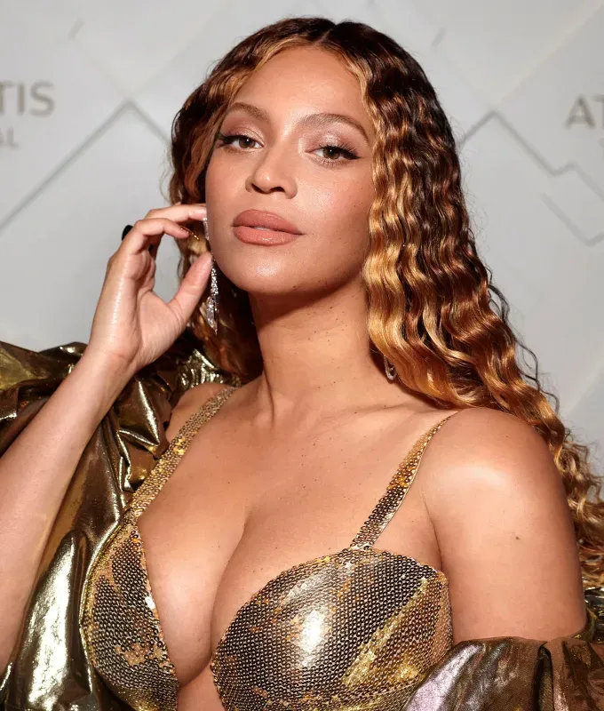 honey-brown hair ideas beyoncé: a photo of beyoncé' fetchpriority='auto' title='30 Honey-Brown Hair Ideas According to Hairstylists