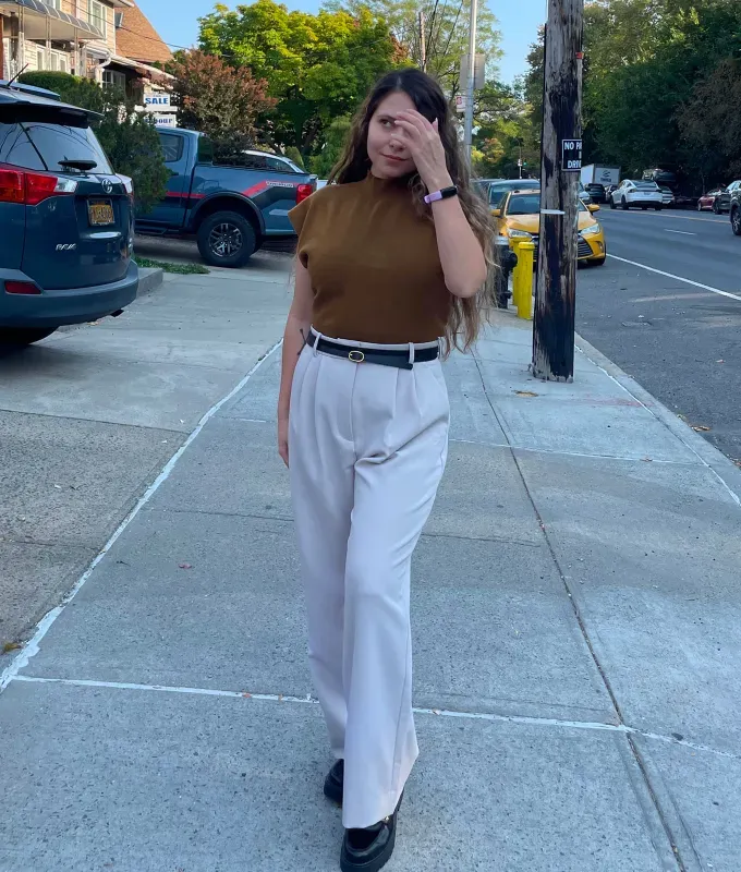 Ruled for Wearing Pleated Pants as a Petite: Editor Stephanie Maida in Beige Petite Pants' fetchpriority='auto' title='5 Rules for Wearing Wide-Leg Pleated Pants as a Petite According to a 5’ 1 Editor and a Stylist