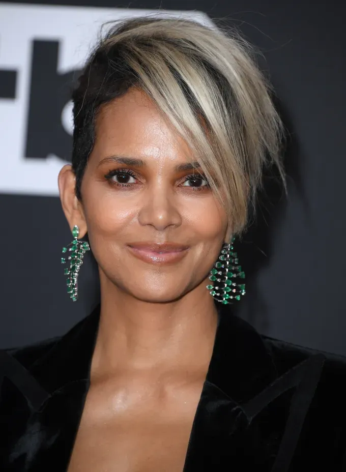 Short Haircuts for Women Over 50 Halle Berry' fetchpriority='auto' title='The 35 Best Short Haircuts for Women Over 50 According to Stylists