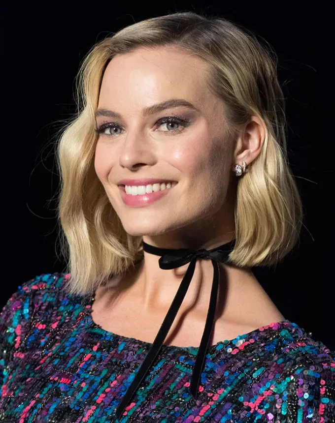 haircuts for wavy hair layered bob' fetchpriority='auto' title='The 40 Best Short Haircuts for Women in 2025