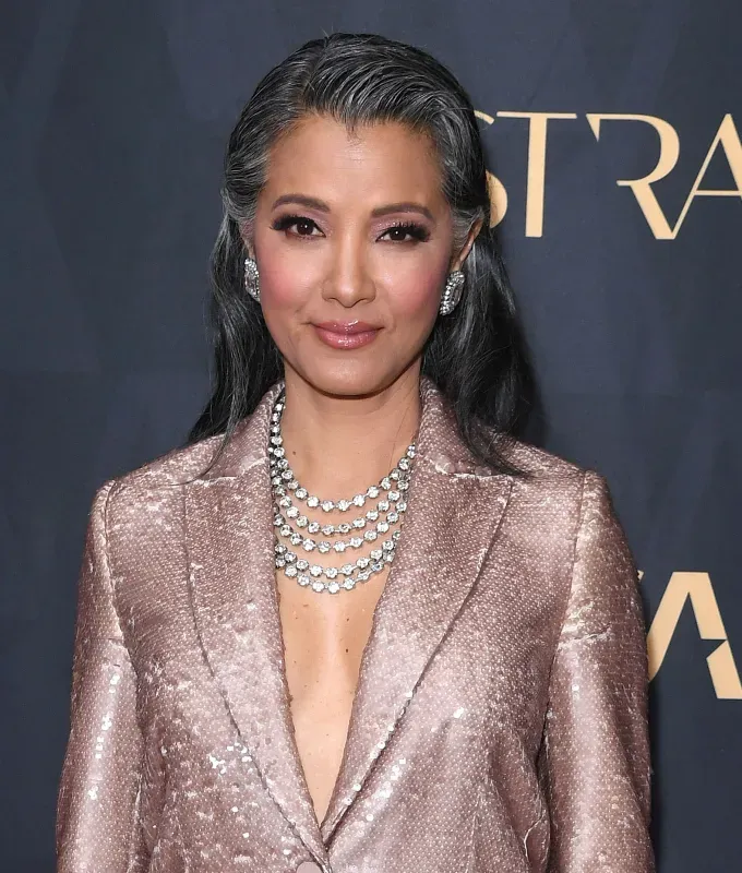 gray blending for dark hair babylights' fetchpriority='auto' title='How to Achieve Gray Blending for Dark Hair According to Hairstylists