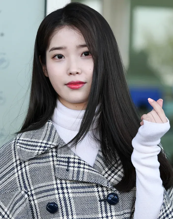 haircuts for oval faces slightly off center part' fetchpriority='auto' title='The 36 Most Flattering Haircuts & Hair Styles for Oval Faces