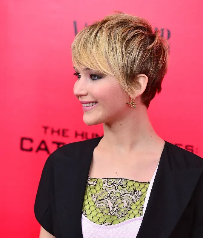 short haircuts for fine hair: jennifer lawrence with an asymmetrical undercut pixie' fetchpriority='auto' title='35 Short Haircuts for Fine Hair from the ‘Mixie’ to the Blunt Bob According to Stylists