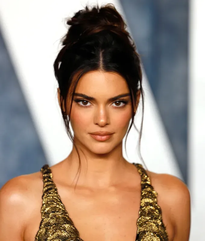 short haircuts for fine hair tendril bangs' fetchpriority='auto' title='35 Short Haircuts for Fine Hair from the ‘Mixie’ to the Blunt Bob According to Stylists