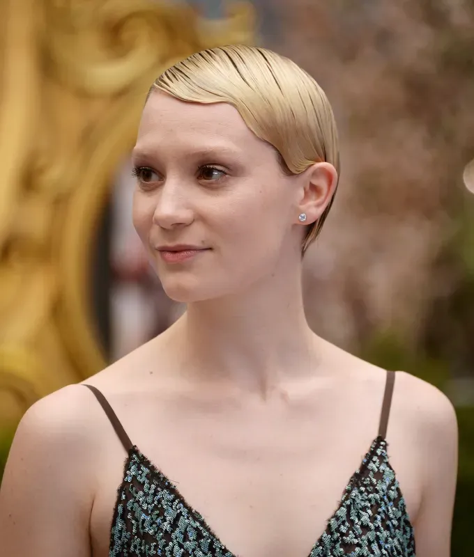 short haircuts for fine hair: mia wasikowska with a parisian pixie' fetchpriority='auto' title='35 Short Haircuts for Fine Hair from the ‘Mixie’ to the Blunt Bob According to Stylists