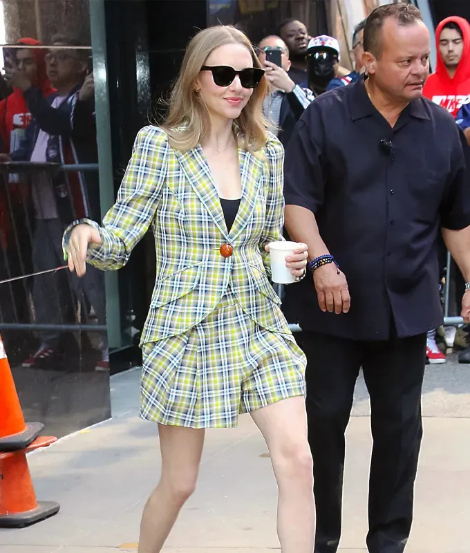 short haircuts for fine hair: amanda seyfried in a u-shape haircut' fetchpriority='auto' title='35 Short Haircuts for Fine Hair from the ‘Mixie’ to the Blunt Bob According to Stylists