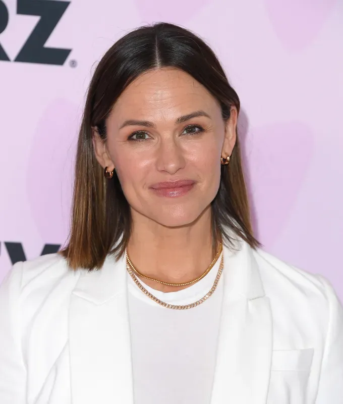 short haircuts for fine hair: the lob on jennifer garner' fetchpriority='auto' title='35 Short Haircuts for Fine Hair from the ‘Mixie’ to the Blunt Bob According to Stylists