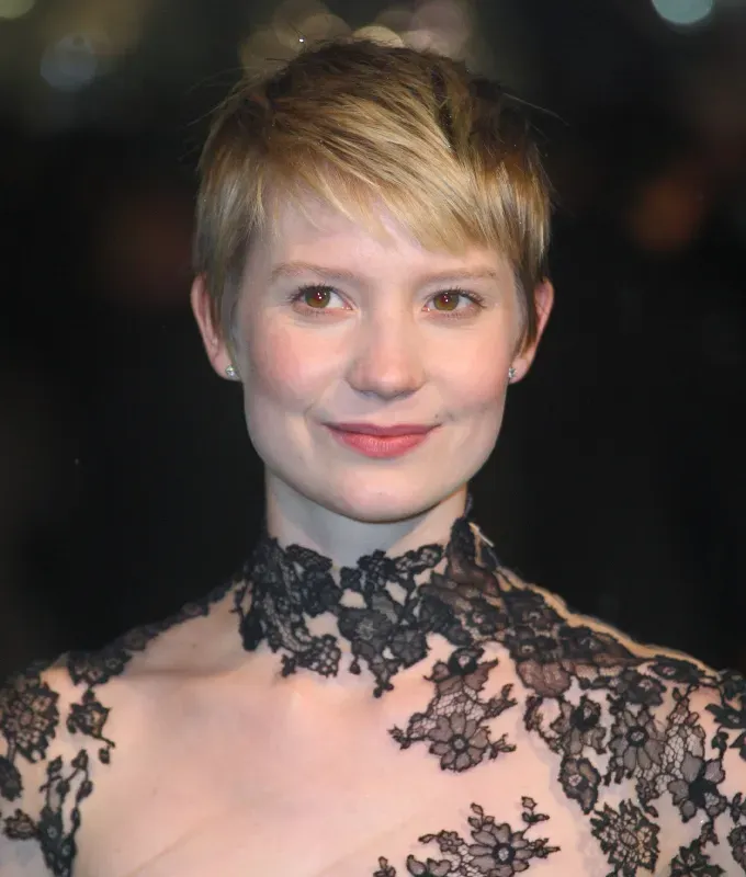 short haircuts for fine hair: Mia Wasikowska pixie cut' fetchpriority='auto' title='35 Short Haircuts for Fine Hair from the ‘Mixie’ to the Blunt Bob According to Stylists