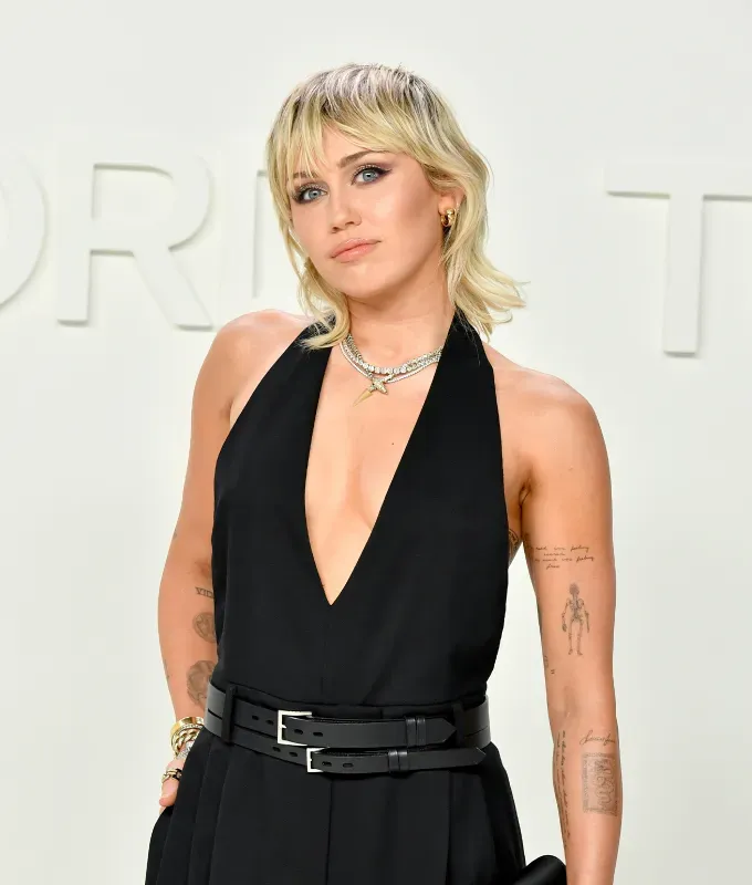 short haircuts for fine hair: miley cyrus with a mullet and bangs' fetchpriority='auto' title='35 Short Haircuts for Fine Hair from the ‘Mixie’ to the Blunt Bob According to Stylists