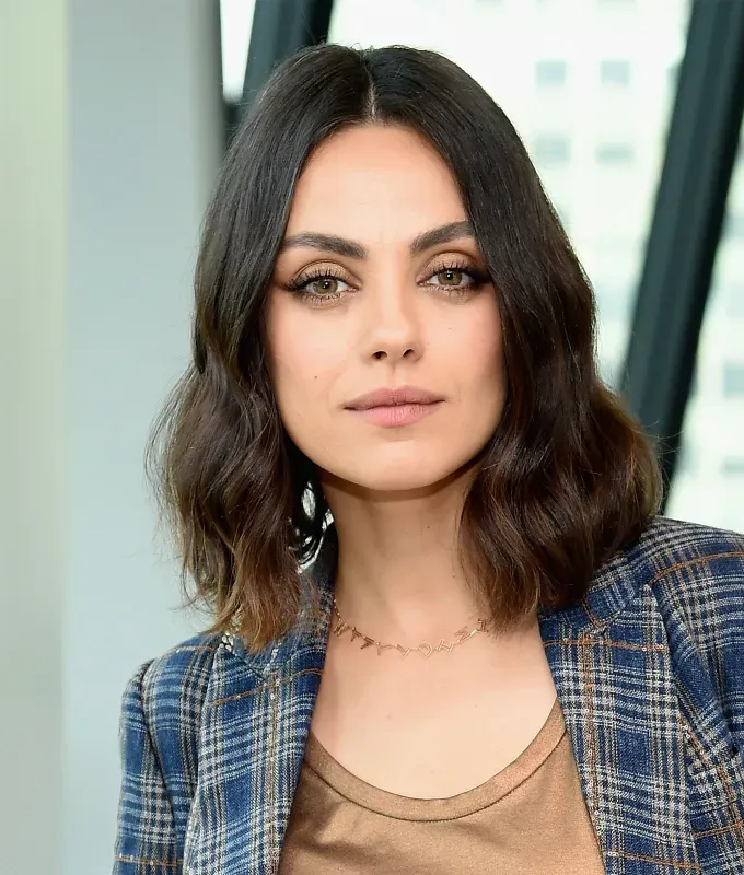 best haircuts for round faces blunt waves' fetchpriority='auto' title='The 36 Best Haircuts for Round Faces