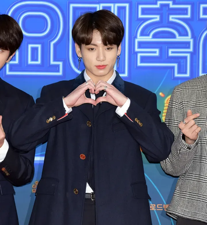 Kyllä, Gen Z on jopa hämmentynyt muuten, kun vuosituhansia tekevät sydämen poseeraa valokuvissa