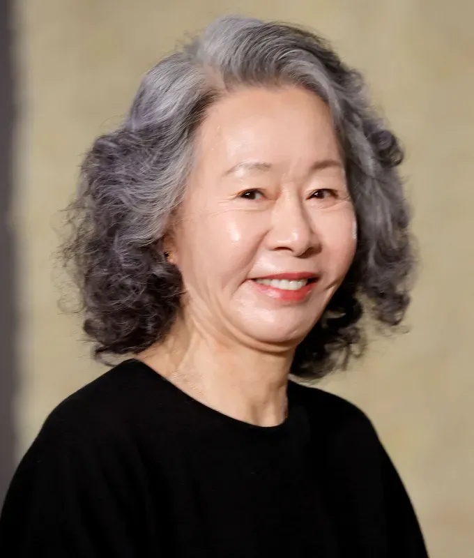 haircuts for gray hair side swept curly bob yoon yeo-jeong' fetchpriority='auto' title='The 30 Best Haircuts for Gray Hair