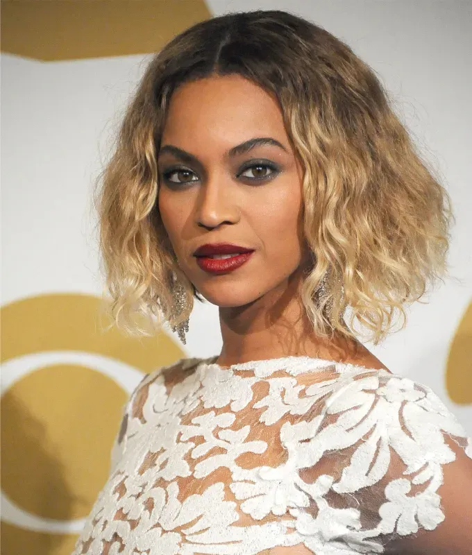 curly bob ideas chin length curly bob' fetchpriority='auto' title='25 Curly Bob Ideas to Inspire Your Next Haircut According to Top Hairstylists