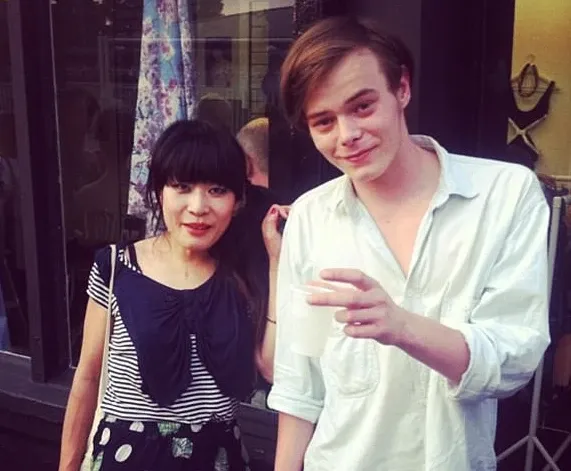 „Stranger Things“-Star Charlie Heaton gibt in neuem Interview seltene Details über seinen Sohn bekannt