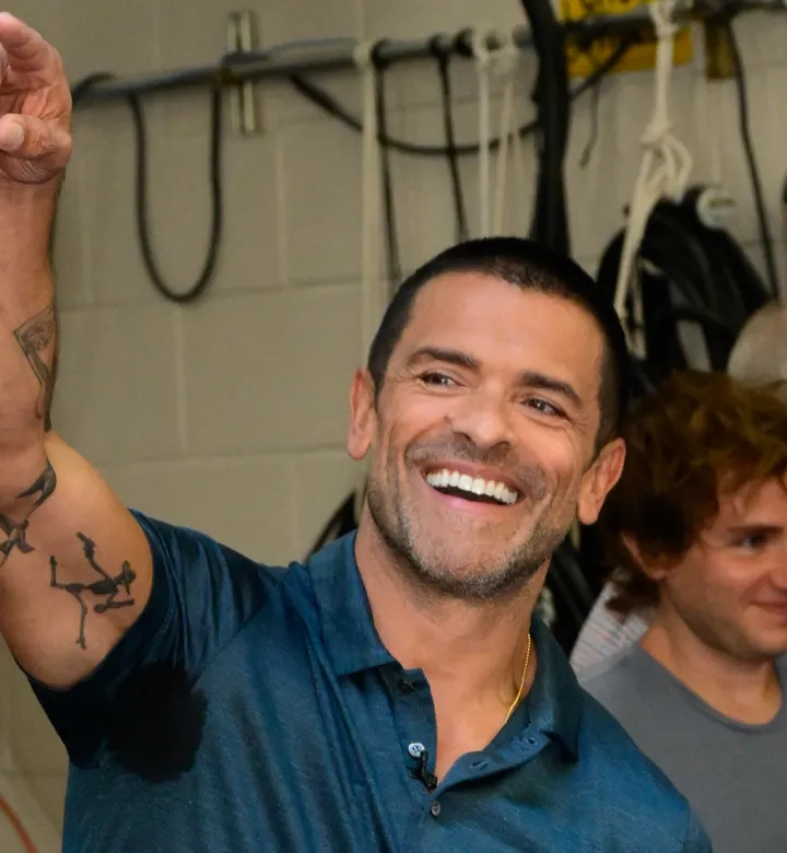 Mark Consuelos's Fabulous 'Mrs. Roper 'kaftan e parrucca rubano lo spettacolo su' live 