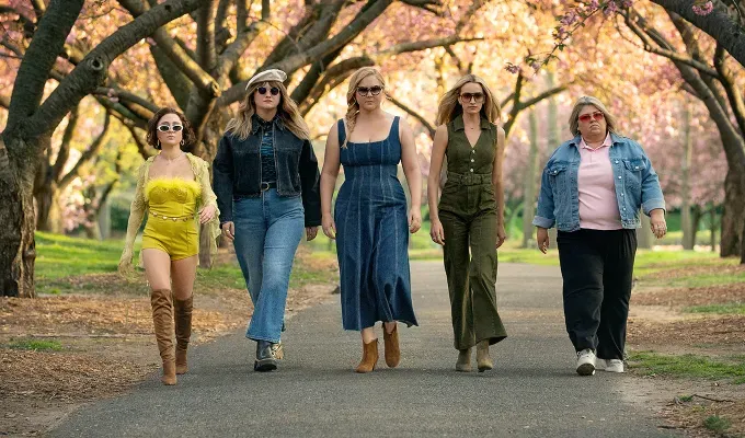 amy schumer jillian bell kinda pregnant netflix interview' fetchpriority='auto' title='Amy Schumer & Jillian Bell Dish on New Netflix Movie ‘Kinda Pregnant’ Telling Lies & (Of Course) ‘The Traitors’