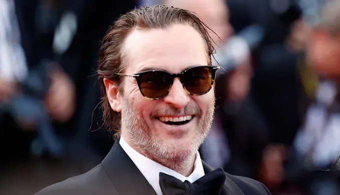 joaquin phoenix net worth' fetchpriority='auto' title='Everything We Know About Joaquin Phoenix’s Net Worth (Including His ‘Joker’ Paycheck)