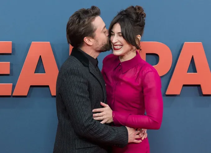 Kieran Culkin kisses his wife Jazz Charton' fetchpriority='auto' title='Kieran Culkin’s Wife Jazz Charton Is Notoriously Low-Key—Here’s What We Know About the Londonite