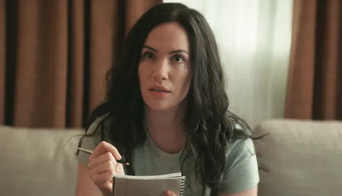 Kuka on 'hypnoottinen' tähti Kate Siegel (alias Angelina Jolien doppelgänger)?