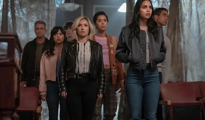 funny-halloween-movies-group-halloween-movies' fetchpriority='auto' title='42 Funny Halloween Movies to Watch Right Now from ‘Clue’ to ‘Scream’