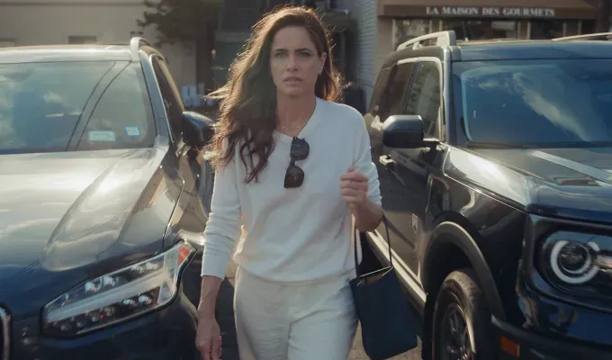 Amanda Peet in Your Friends & Neighbors now streaming on Apple TV+.' fetchpriority='auto' title='’Your Friends & Neighbors’ Is ’The White Lotus’ But in the Suburbs—And I Love It So Far