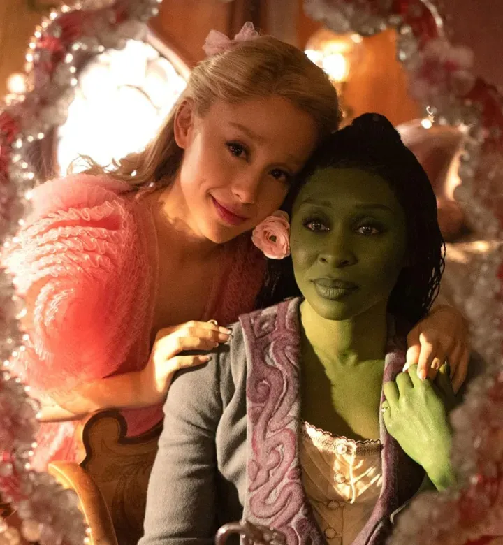 Ich habe gerade 'Wicked' gesehen und ja, es ist erstaunlich, aber ich kann nicht aufhören, an Ariana und Cynthias Körpersprache zu denken