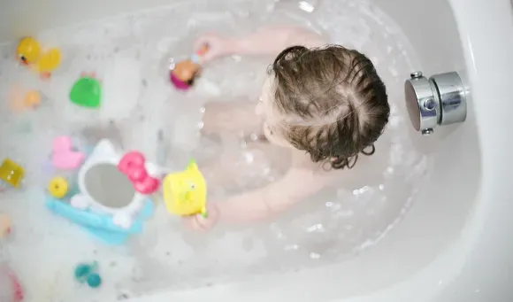 Fråga en barnläkare: EWW! Min småbarn sugade på en möglig badleksak - vad ska jag göra?