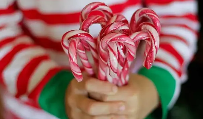 fun-things-to-do-on-christmas-candy-cane' fetchpriority='auto' title='23 Fun Things to Do on Christmas Day in 2024