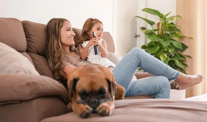 is-ms-rachel-good-for-kids: a mom and daughter sitting on a couch watching tv' fetchpriority='auto' title='Is Ms. Rachel Good for Kids? A Neuropsychologist Weighs In