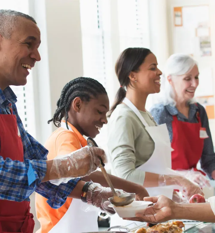Missä vapaaehtoistyötä kiitospäivänä 2024, pyörien aterioista puistojen siivouksiin