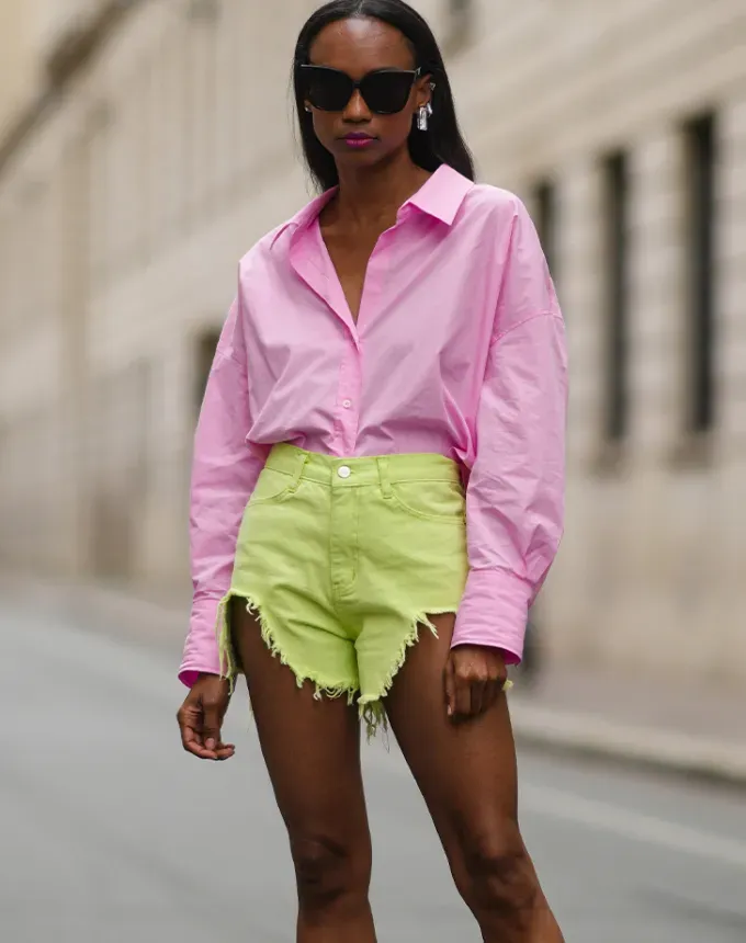 colorful denim jean shorts outfits' fetchpriority='auto' title='12 Jean Shorts Outfits That Are Actually Super Chic