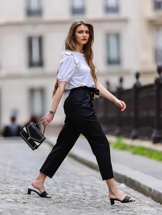 capris for petites styling tips' fetchpriority='auto' title='Can I Wear Capris If I’m Petite? We Asked a Stylist