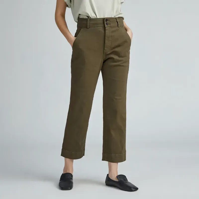 everlane organic straight leg pant' title='Can I Wear Capris If I’m Petite? We Asked a Stylist