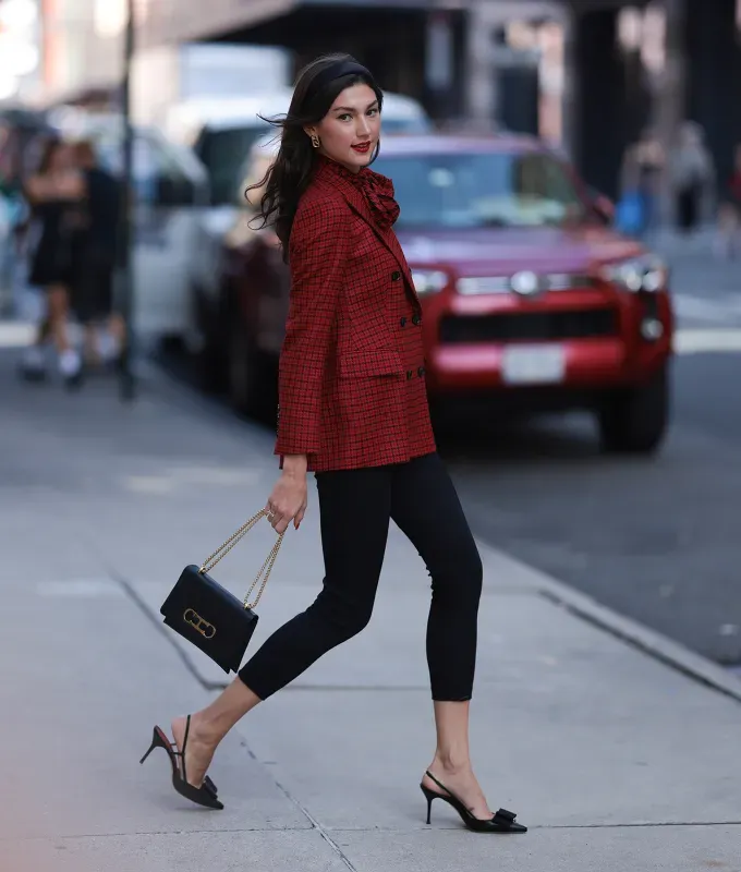 capris for petites material' fetchpriority='auto' title='Can I Wear Capris If I’m Petite? We Asked a Stylist