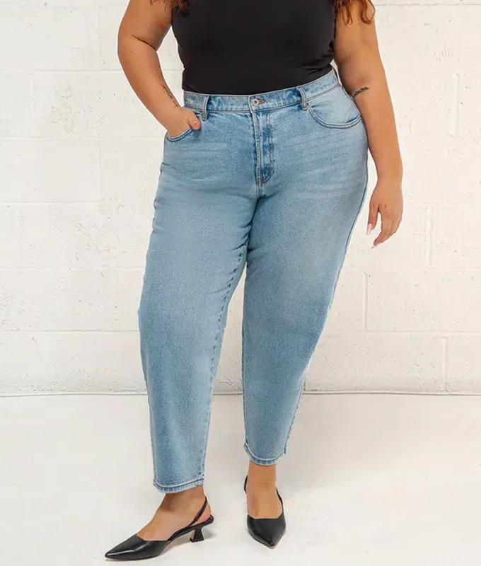 sene mom jeans for big butts' title='I Found 15 Pairs of Jeans for Big Butts That Eliminate the Dreaded Waist Gap