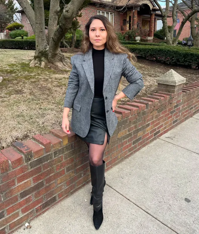 oversized clothing tips for petite women: Structured blazer on petite editor' fetchpriority='auto' title='I Asked 2 Petite Fashion Experts How to Wear an Oversized Blazer as a Short Girl—Here Are My Results