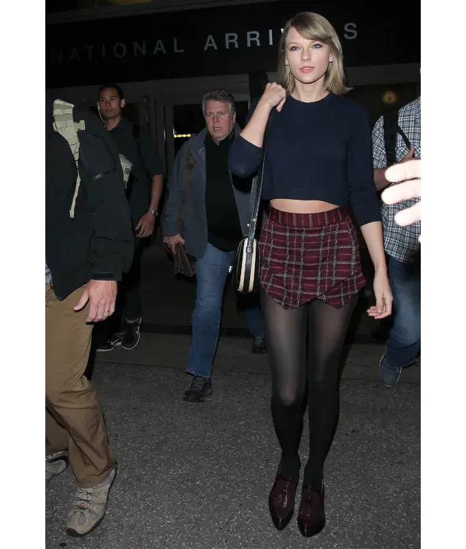 taylor-swift-past-outfits Burgundy + Navy' fetchpriority='auto' title='5 Outfits Taylor Swift Wore 10 Years Ago That I’d Wear Today (& 1 I’d Leave in the Past)