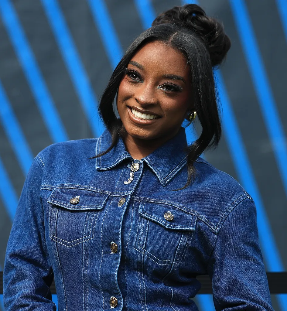 Simone Bilesin farkkuasut ja saappaat varastivat näyttelyn NFL: n sivussa