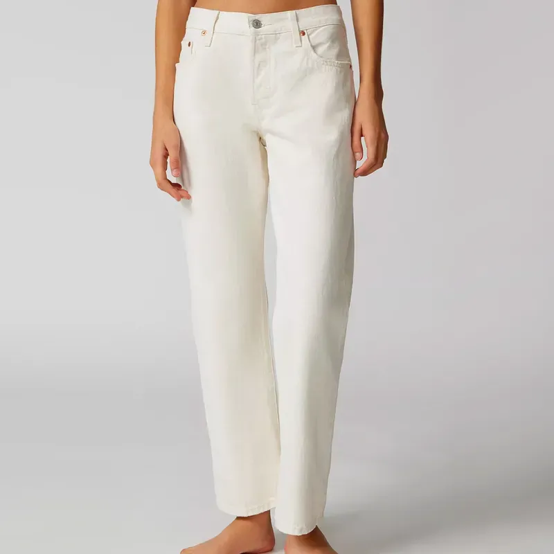 levis white jeans' title='Wondering How to Style Flannel? Here Are 17 Outfit Ideas to Try According to a Fashion Editor