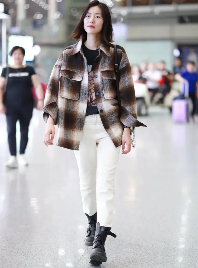 how to style a flannel with white jeans' fetchpriority='auto' title='Wondering How to Style Flannel? Here Are 17 Outfit Ideas to Try According to a Fashion Editor