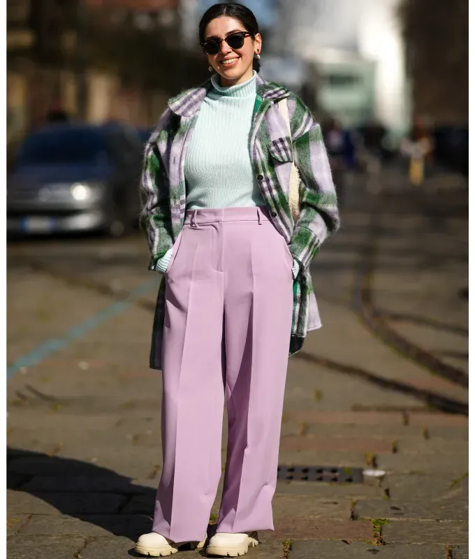 how to style a flannel spring colors' fetchpriority='auto' title='Wondering How to Style Flannel? Here Are 17 Outfit Ideas to Try According to a Fashion Editor