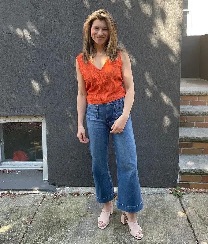 Colette petite pants review: Woman testing denim jeans' title='Is the Anthropologie Colette the Perfect Pant for Petites? 3 Editors Test and Tell