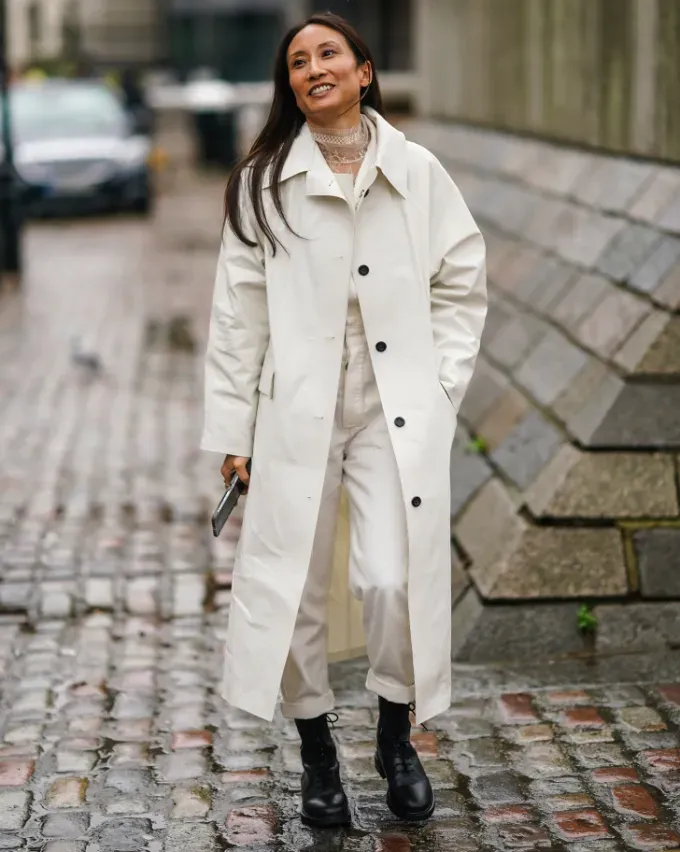 winter white outfits trench coat' fetchpriority='auto' title='16 Winter White Outfits to Brighten Your Cold Weather Wardrobe