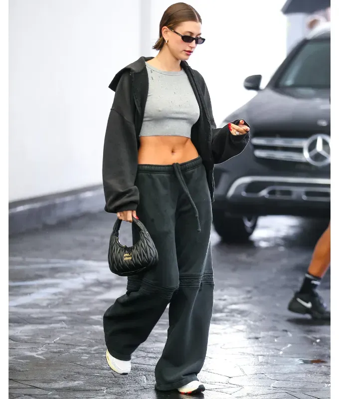 Gen Z Oversized Workout Wear Trend IMAGE' fetchpriority='auto' title='Gen Z Is Ditching Millennials’ Favorite Workout Wear—Here’s What They’re Buying Instead