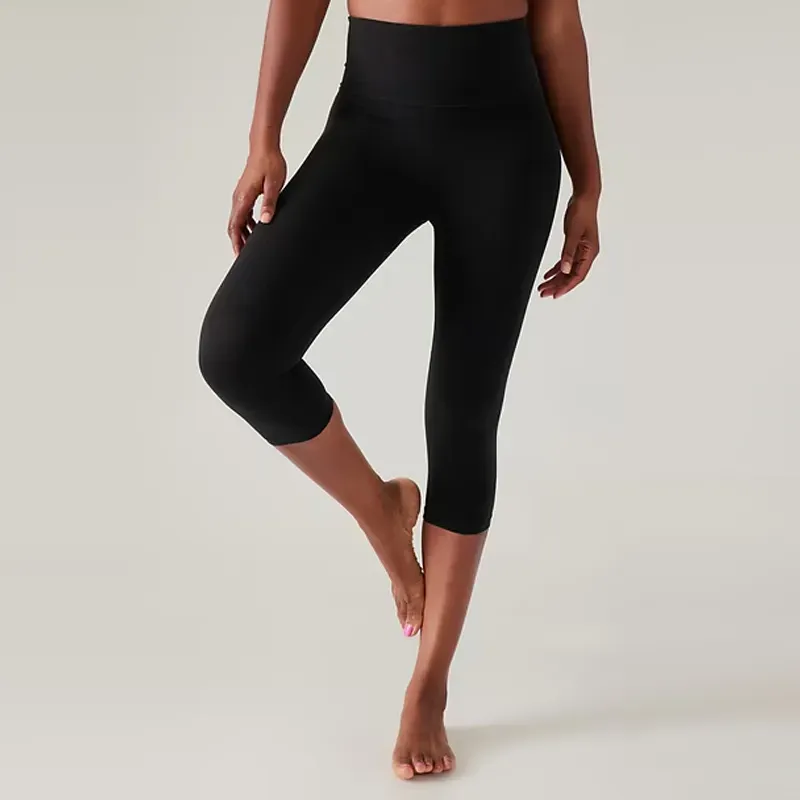 athleta how to style capris' title='How to Style Capris Like It’s 2024 (Plus One Look That’s Best Left in the Early Aughts)