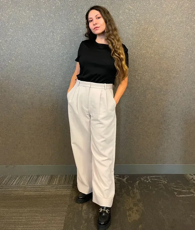 Rules for Wearing Pleated Pants as a Petite: Editor Stephanie Maida in Beige Pleated Pants' fetchpriority='auto' title='5 Rules for Wearing Wide-Leg Pleated Pants as a Petite According to a 5’ 1 Editor and a Stylist