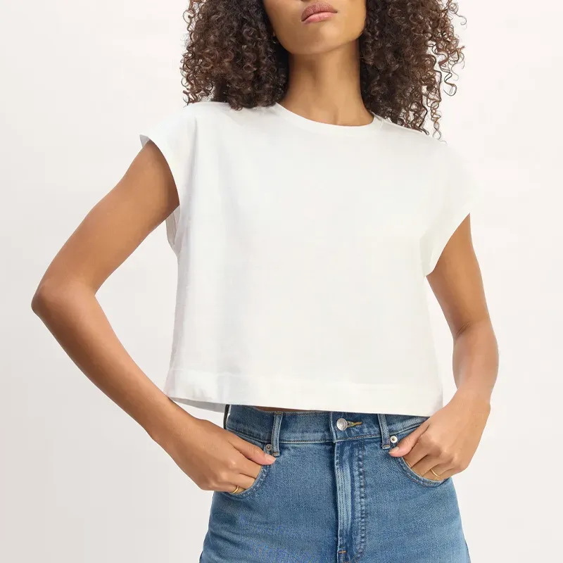 everlane t shirt 90s fashion trend' title='The ‘90s Fashion Revival Is in Full Swing—Here’s How to Wear the Trend This Summer