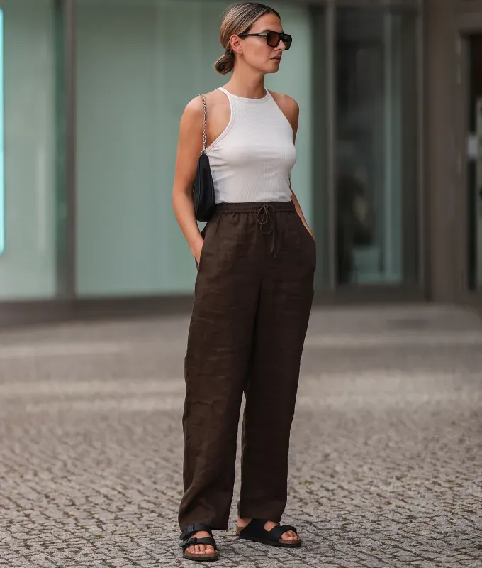 tank top linen pants 90s minimalism fashion trend' fetchpriority='auto' title='The ‘90s Fashion Revival Is in Full Swing—Here’s How to Wear the Trend This Summer