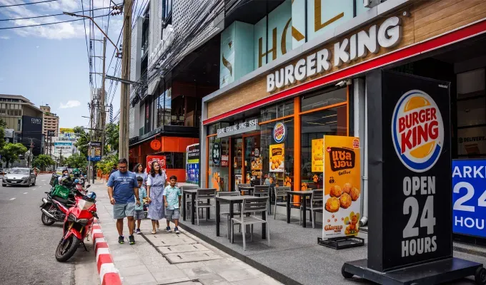 Restaurants-Open-on-Christmas: Burger King restaurant exterior.' fetchpriority='auto' title='41 Restaurants Open on Christmas Day or Christmas Eve in 2024