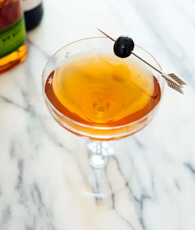 low-sugar cocktails: classic manhattan cocktail' title='20 Delicious Low-Sugar Cocktails That Aren’t Syrupy-Sweet